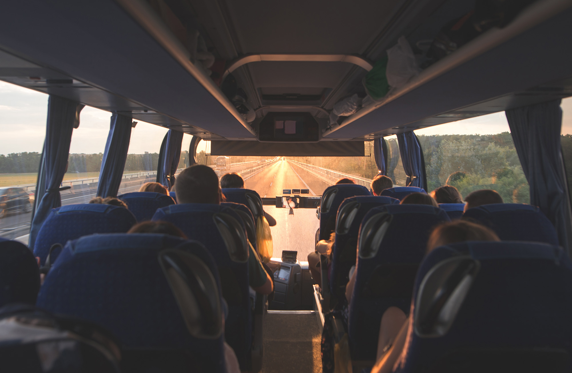 Gruppe an Menschen sitzt entspannt im FGS-Reisebus