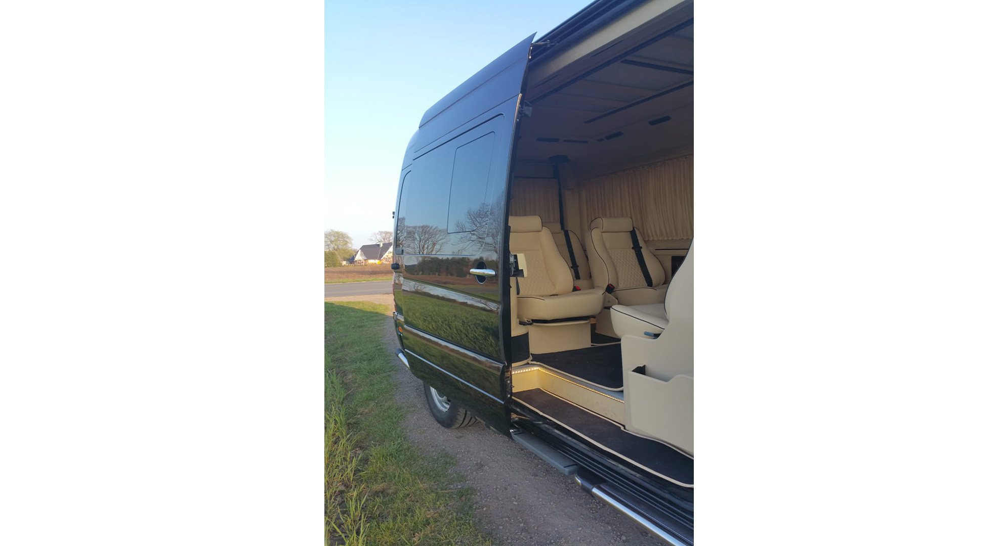 offene Schiebetür des VIP Mercedes Sprinter
