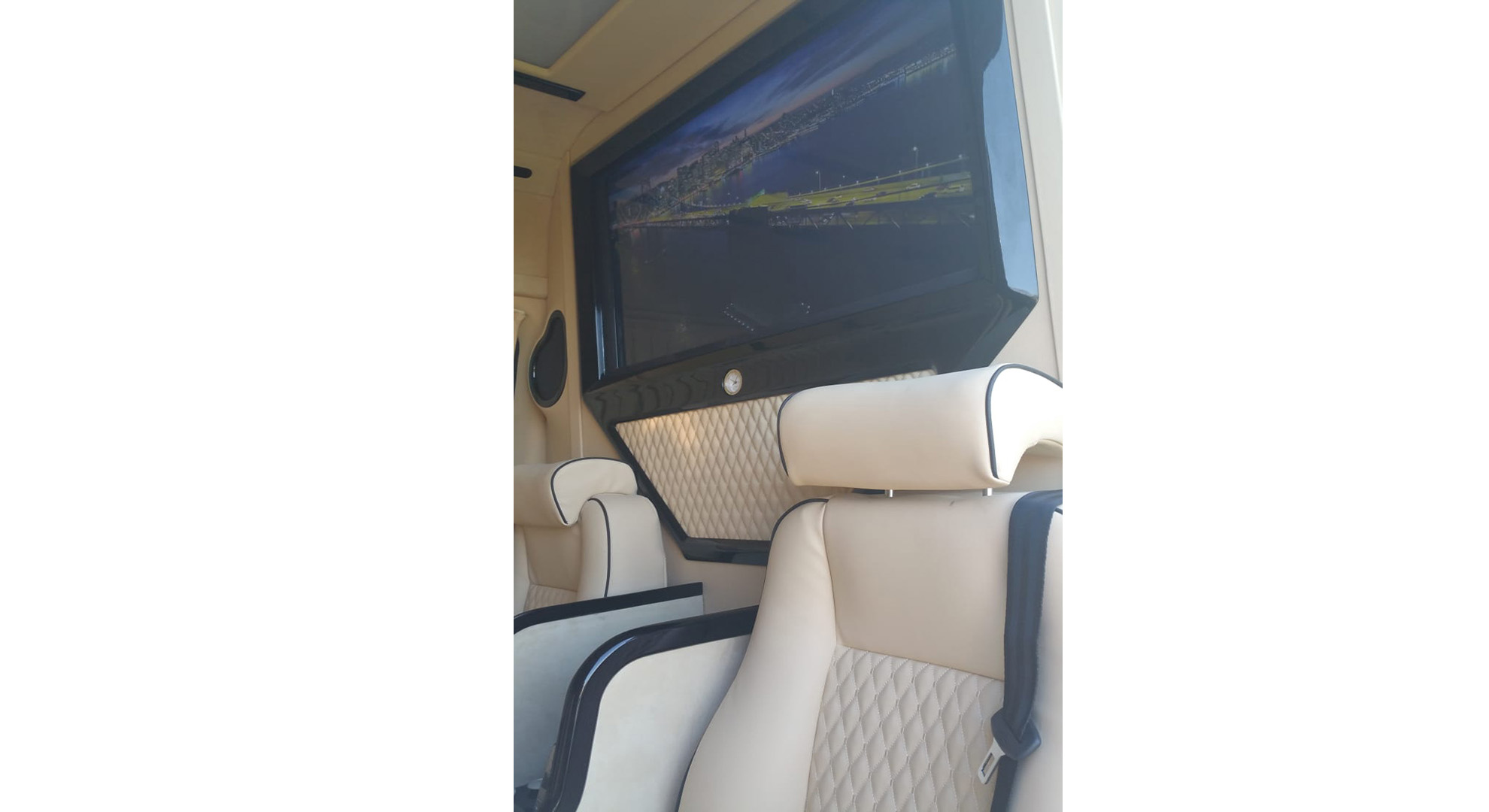Sitzplatz im VIP Mercedes Sprinter mit einem TV Bildschirm
