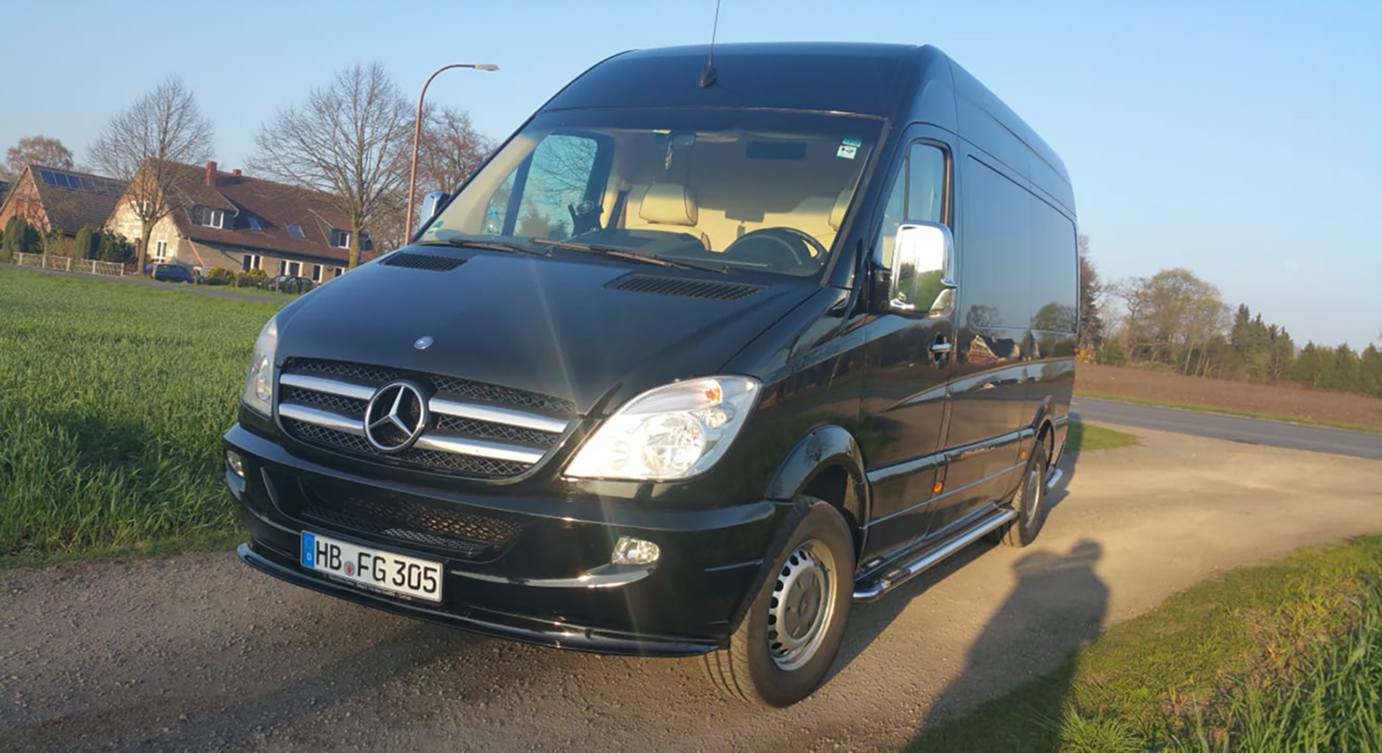 VIP Mercedes Sprinter 7 + 1 Sitzplätze von außen