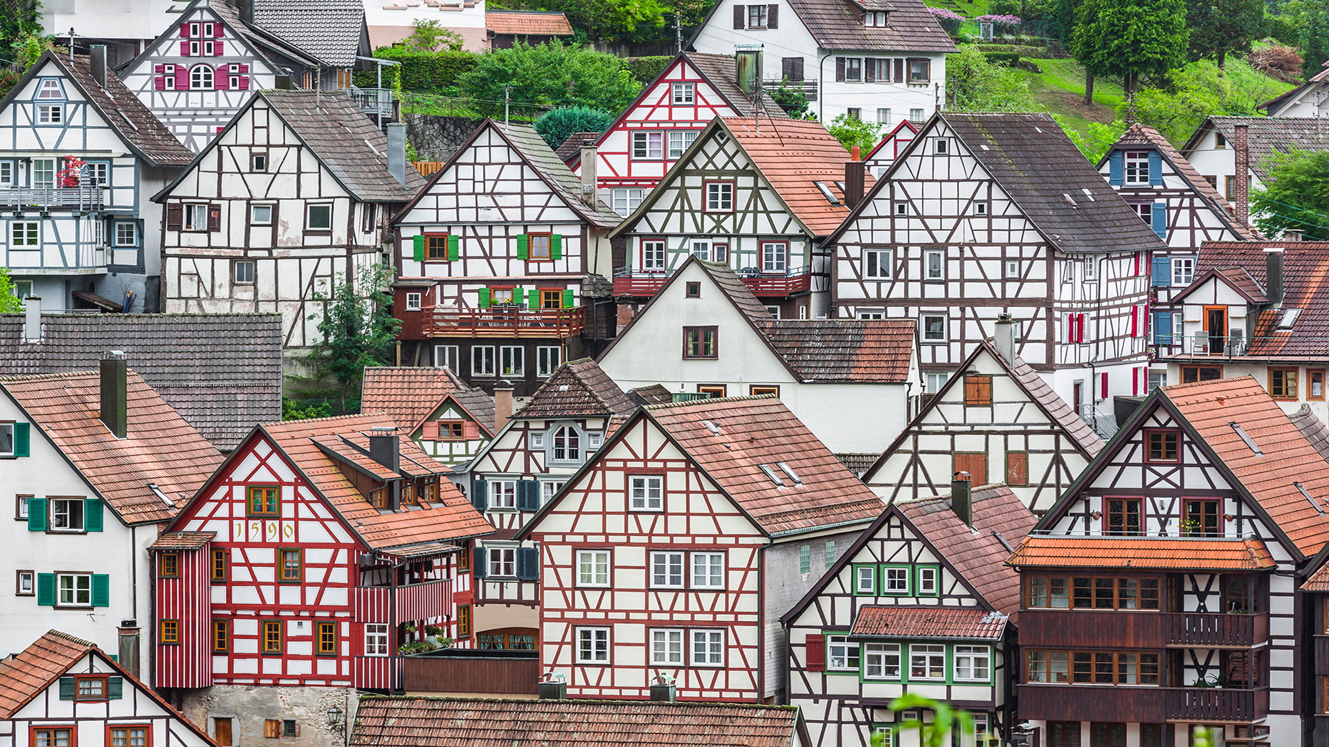Mehrere Reihen an klassischen Fachwerkhäusern